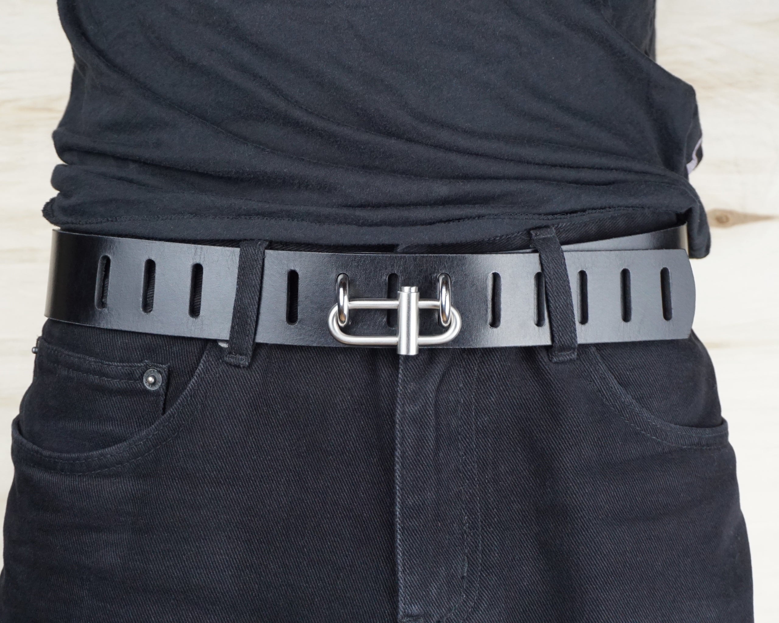 “Oval Clip” Belt in Full Grain Buffalo Leather