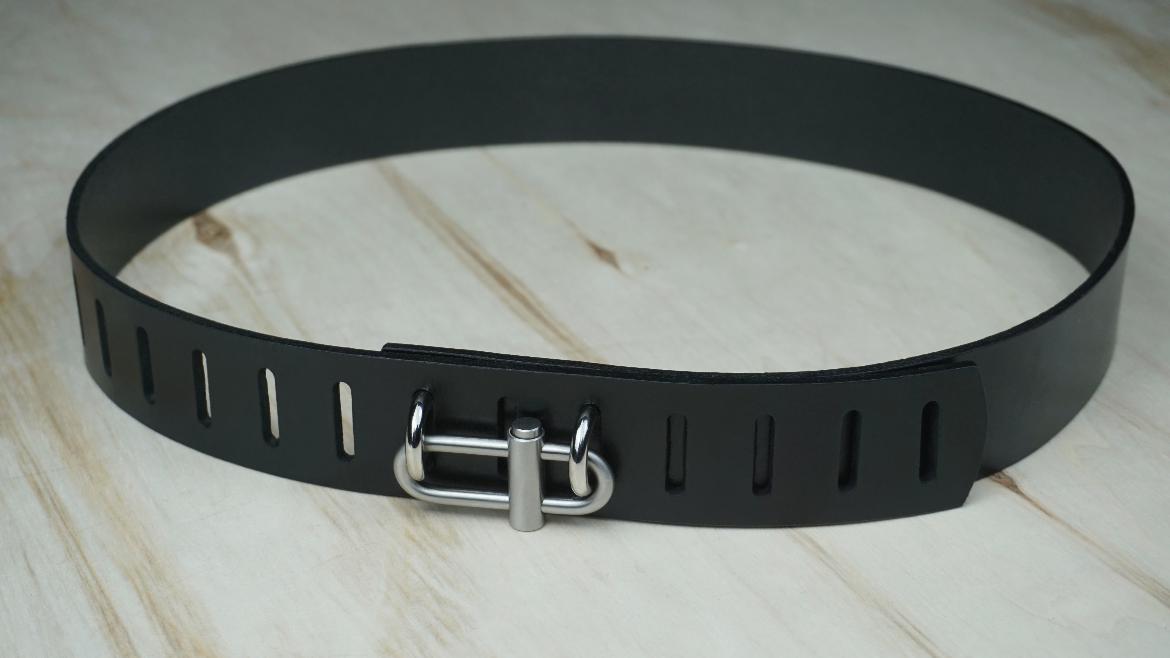 “Oval Clip” Belt in Full Grain Buffalo Leather