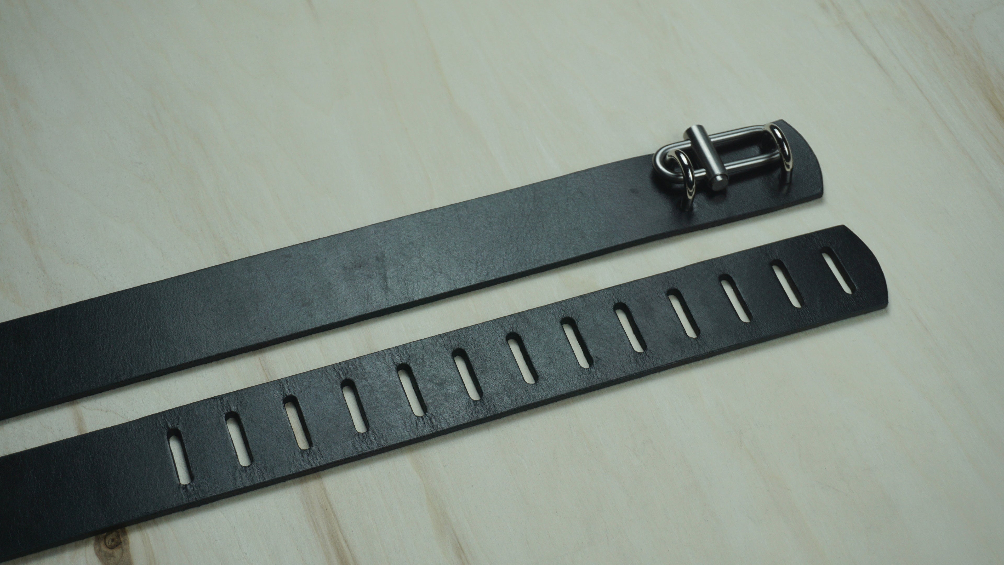 “Oval Clip” Belt in Full Grain Buffalo Leather