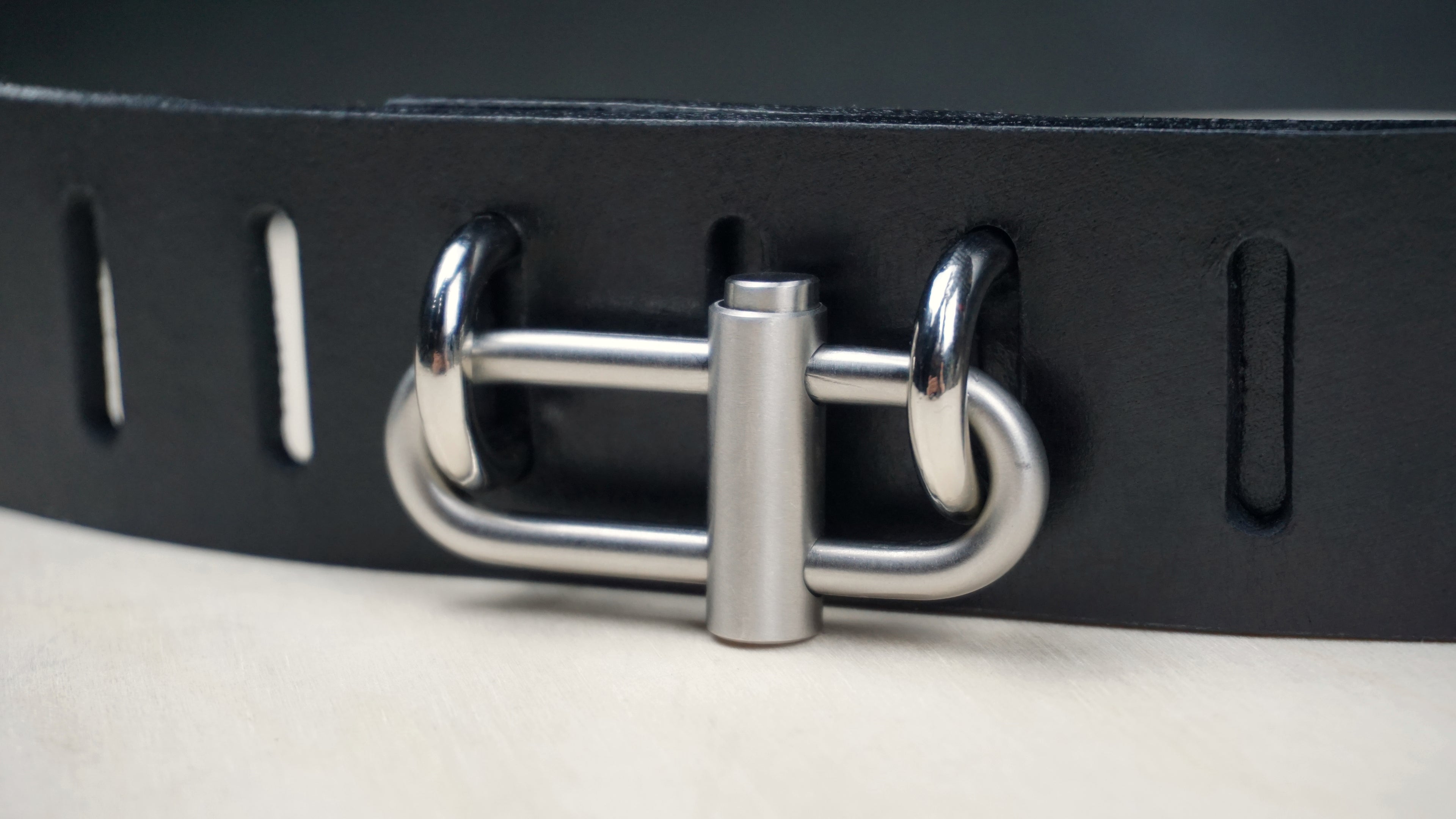 “Oval Clip” Belt in Full Grain Buffalo Leather