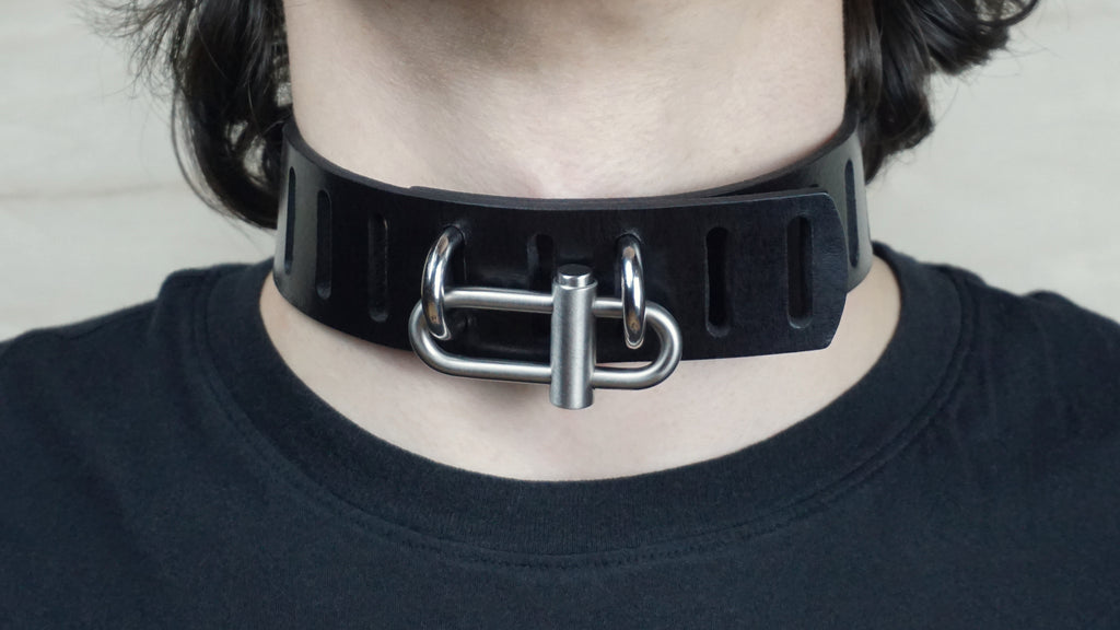 “Oval Clip” Choker in Full Grain Buffalo Leather