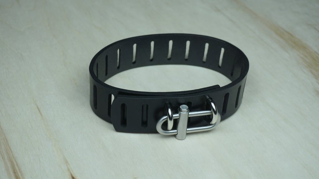 “Oval Clip” Choker in Full Grain Buffalo Leather