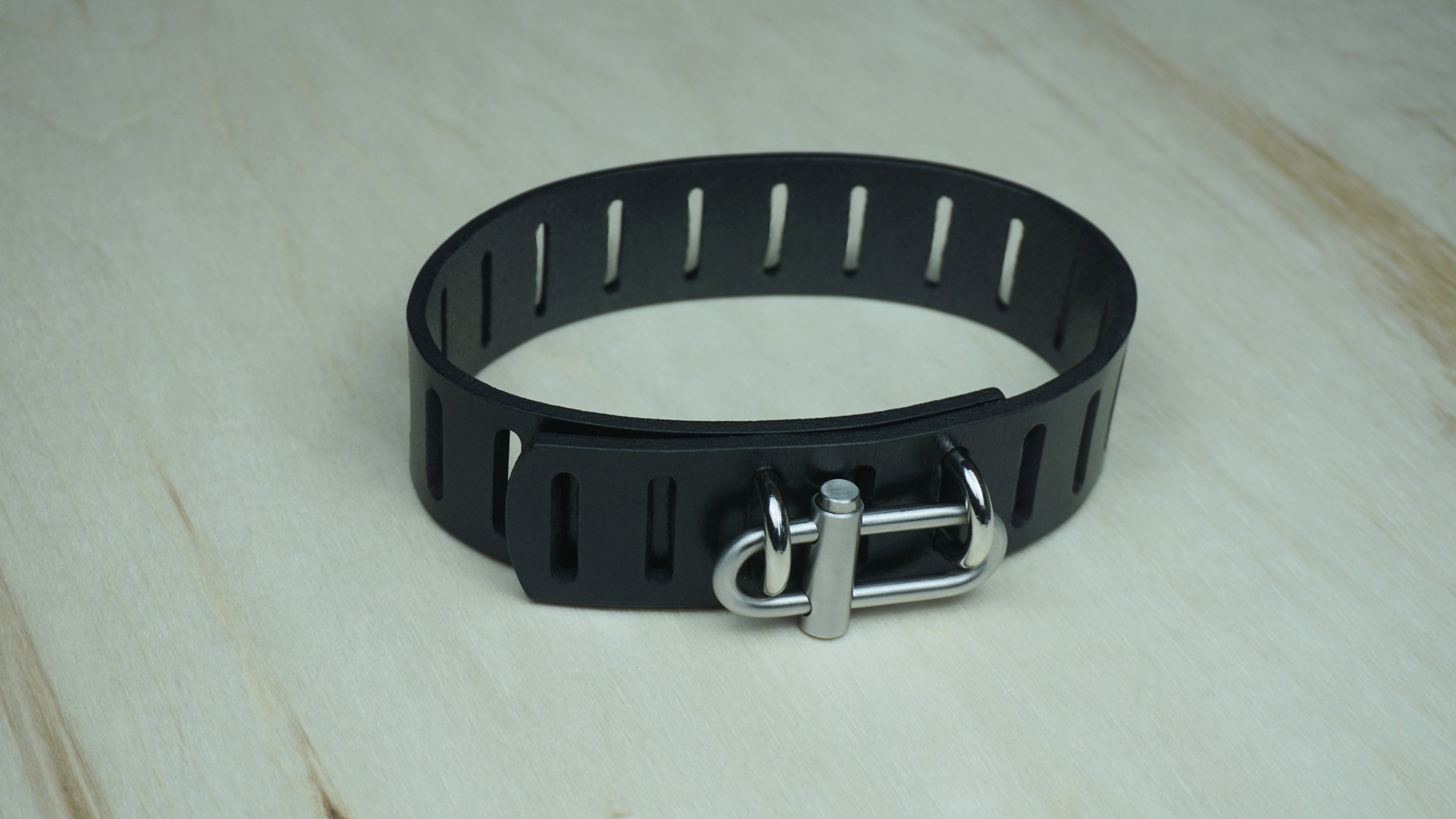 “Oval Clip” Choker in Full Grain Buffalo Leather