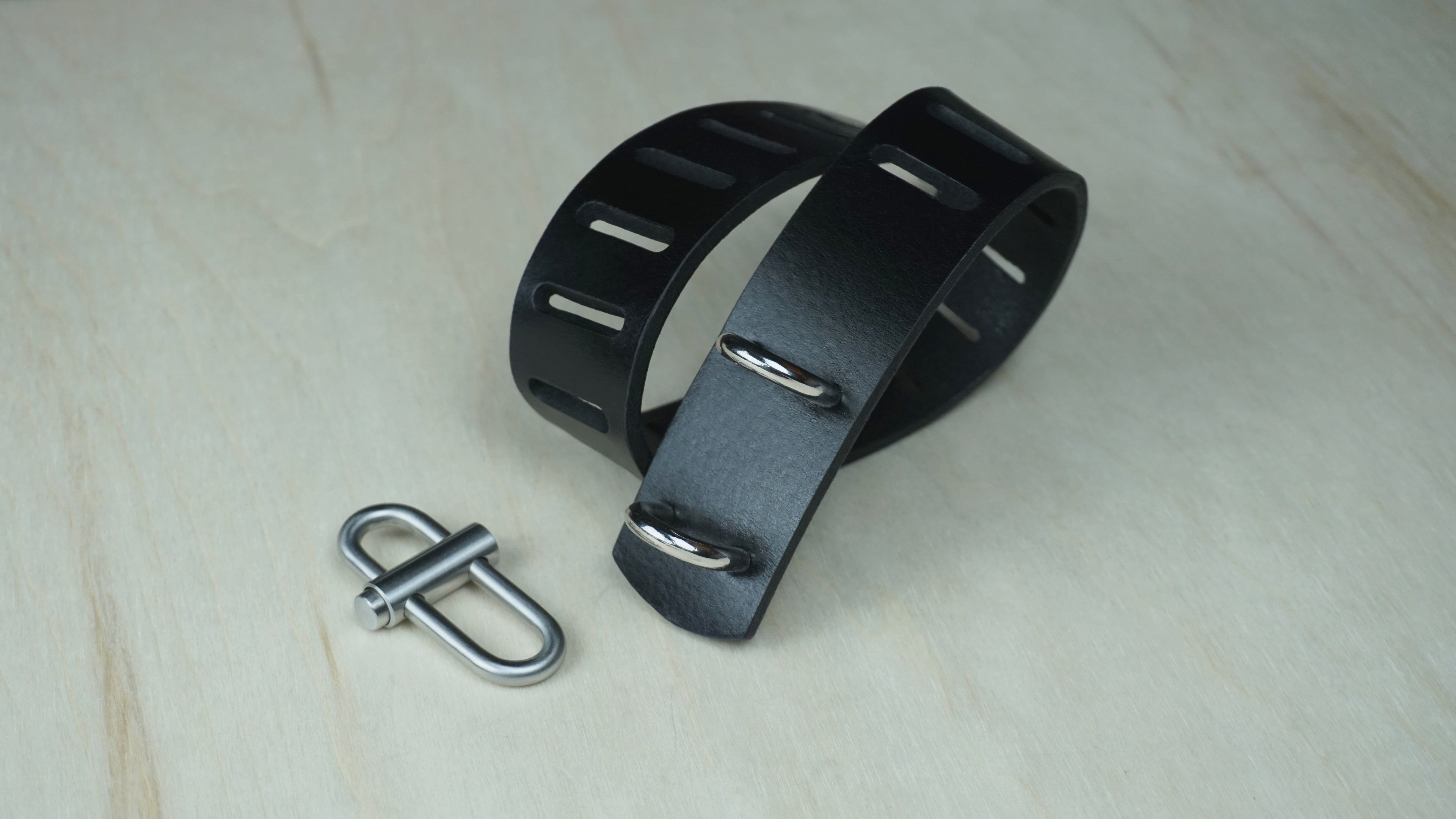 “Oval Clip” Choker in Full Grain Buffalo Leather